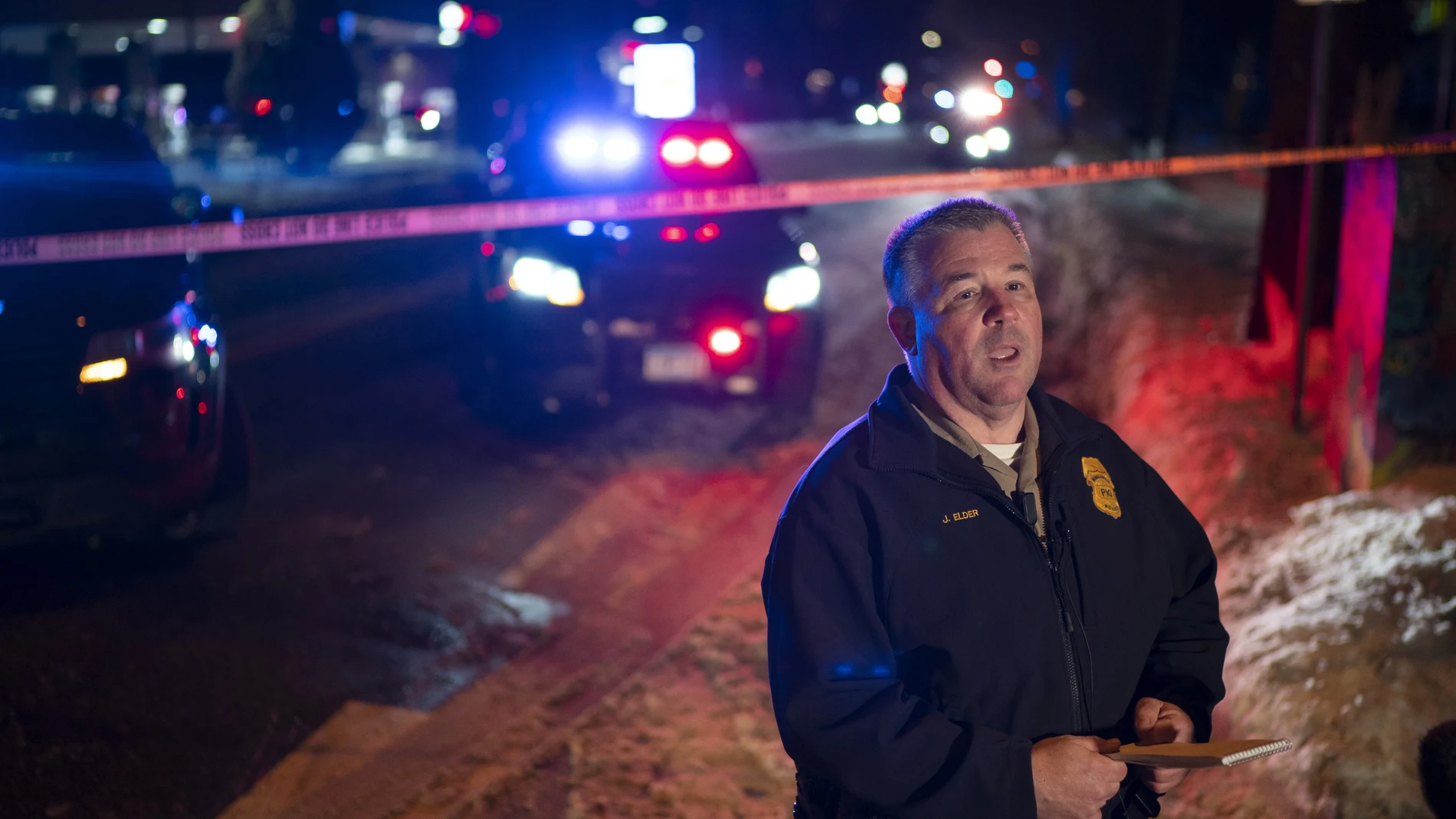 El portavoz de la policía de Minneapolis John Elder en el lugar de los hechos