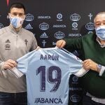 Aarón Martín posa con la camiseta del Celta.