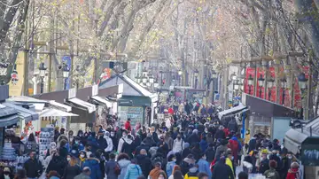 La popular Rambla de Barcelona con quioscos y paradas a ambos lados