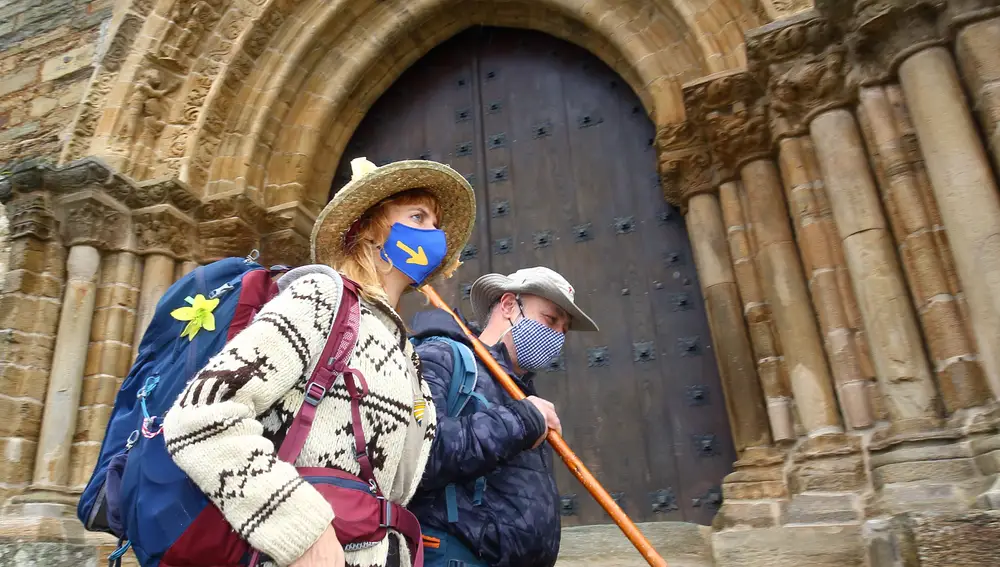 Dos peregrinos a su llegada a Villafranca del Bierzo