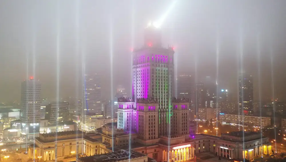 Warsaw (Poland), 31/12/2020.- A New Year's Eve illuminations and a laser show is beamed on the front facad of the 'Palace of Culture and Science' in Warsaw, Poland, 31 December 2020. Polish authorities had issued a ban on moving and public celebrations on New Year's Eve. (Polonia, Varsovia) EFE/EPA/LESZEK SZYMANSKI POLAND OUT HANDOUT EDITORIAL USE ONLY/NO SALES