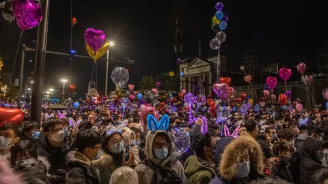 Gente en Wuhan para celebrar el fin de año