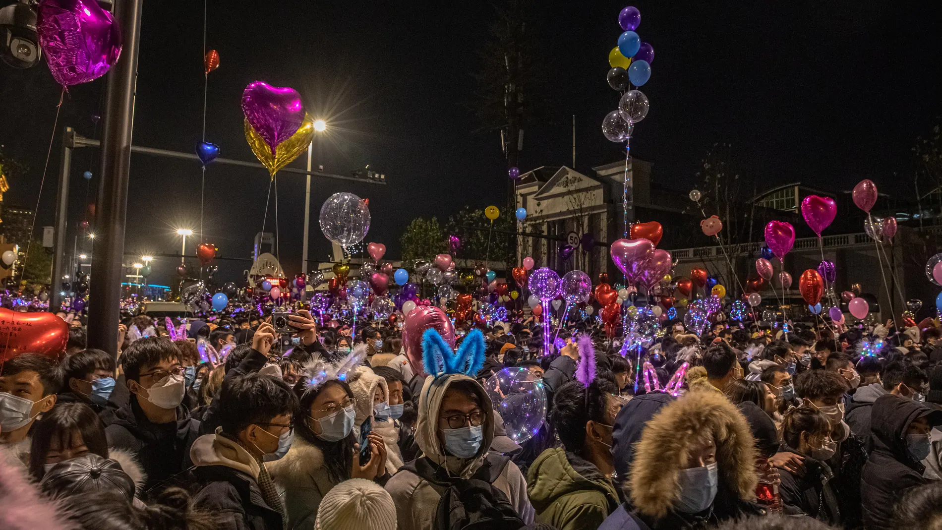Gente en Wuhan para celebrar el fin de año