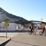 Ciclistas pasan por la frontera con Gibraltar, en la Línea de la Concepción, Cádiz. EFE/A.Carrasco Ragel.