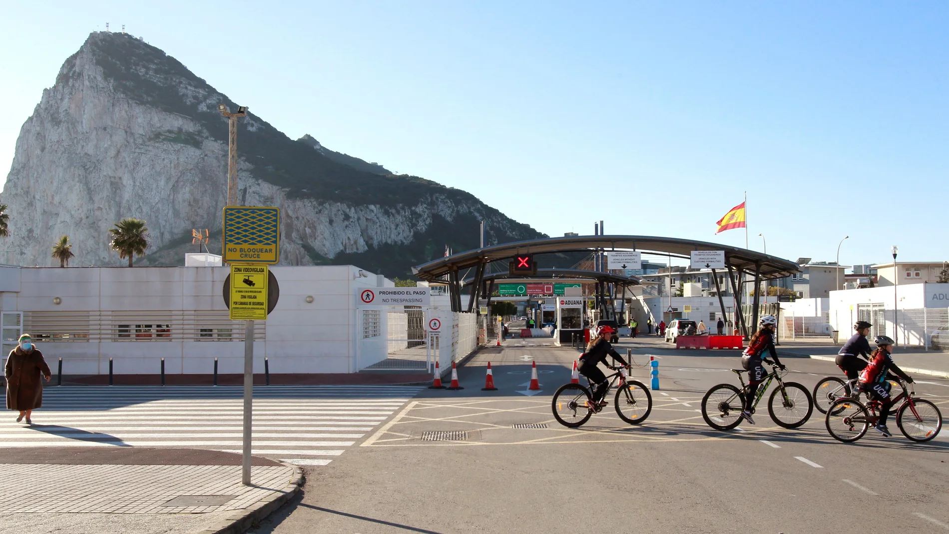 Ciclistas pasan por la frontera con Gibraltar, en la Línea de la Concepción, Cádiz. EFE/A.Carrasco Ragel.