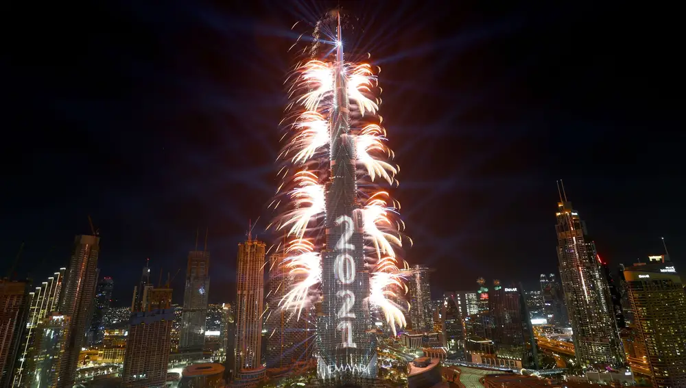 Fireworks explode from the Burj Khalifa, the tallest building in the world, during New Year's Eve celebrations in Dubai, United Arab Emirates, December 31, 2020. REUTERS/Ahmed Jadallah TPX IMAGES OF THE DAY