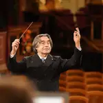 Riccardo Muti, dirigiendo a la Filarmónica de Viena en un Concierto de Año Nuevo sin público