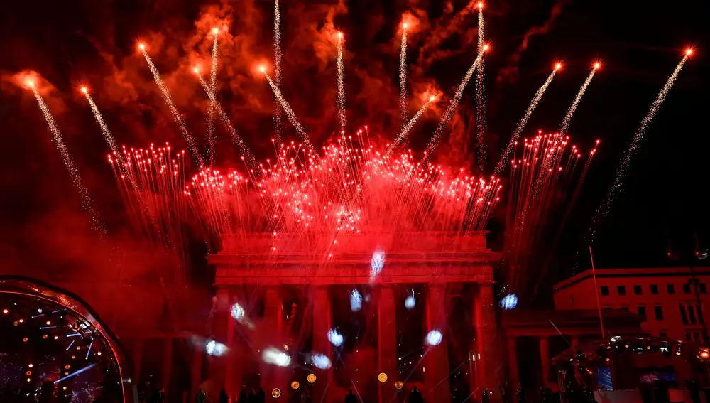 Artists watch as after firework explode over Berlin's landmark Brandenburg Gate to usher in the new year during a concert 'Willkommen 2021' (Welcome 2021) amid coronavirus disease (COVID-19) restrictions in Berlin, Germany January 1, 2021. John Macdougall/Pool via REUTERS TPX IMAGES OF THE DAY