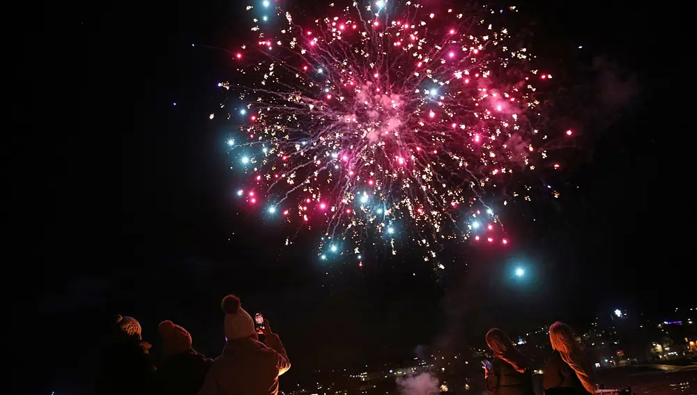 People photograph fireworks during New Year celebrations amid the coronavirus disease (COVID-19) outbreak, in St Ives, Cornwall, Britain January 1, 2021. REUTERS/Tom Nicholson