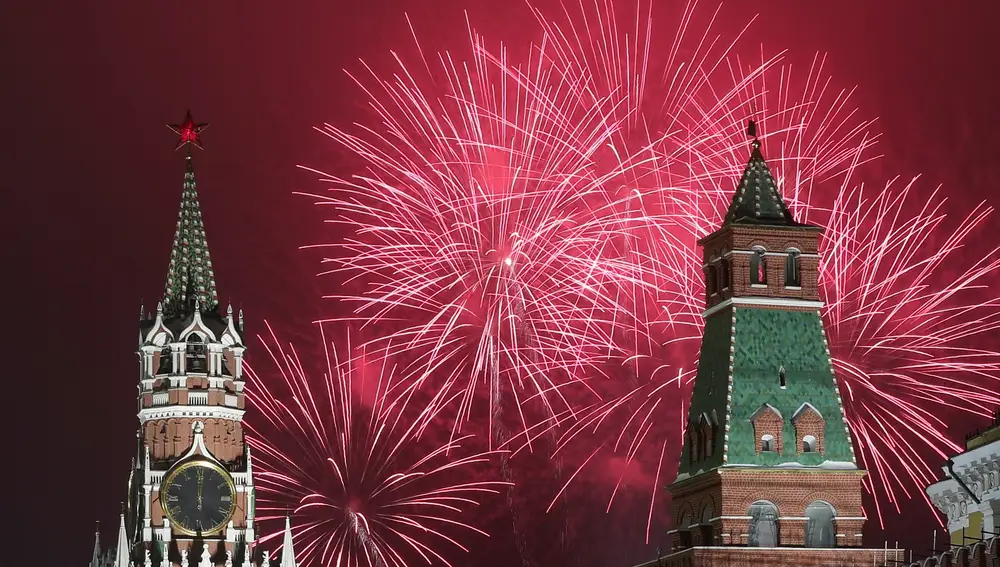 Fireworks explode behind the towers of the Kremlin during New Year's Day celebrations in Moscow, Russia January 1, 2021. REUTERS/Evgenia Novozhenina TPX IMAGES OF THE DAY