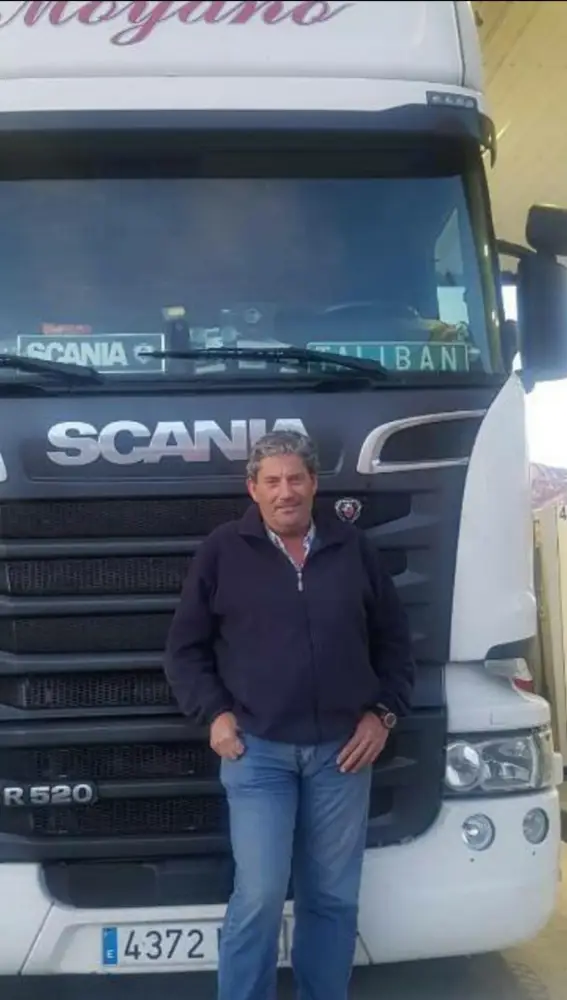 José Damián, delante del camión que conduce con destino a Inglaterra
