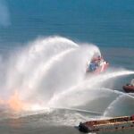 Momento en el que varios barcos intentan sofocar el incendio en el Golfo de México