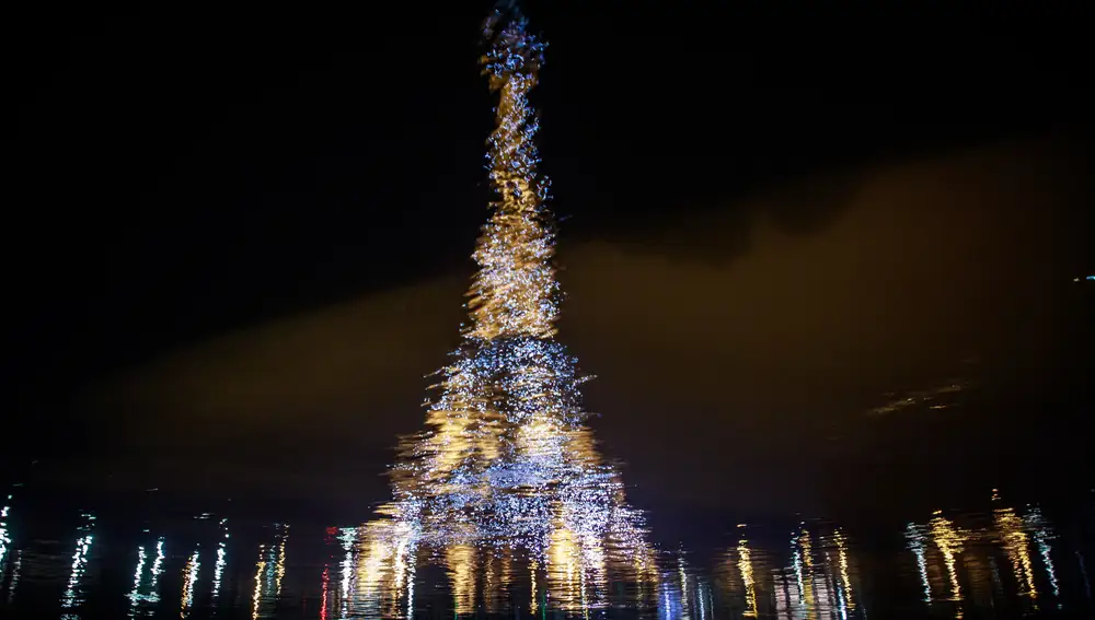 Paris (France), 31/12/2020.- An inverted view of a reflection in the Seine river of the twinkling Eiffel Tower at midnight during New Year eve, in Paris, France, 01 January 2021. Security measures have been stepped up across France to restrain celebrations or streets gathering due to the still high number of Covid-19 cases, a curfew is imposed between 8 pm and 6 am effective from 15 December 2020. (Francia) EFE/EPA/CHRISTOPHE PETIT TESSON