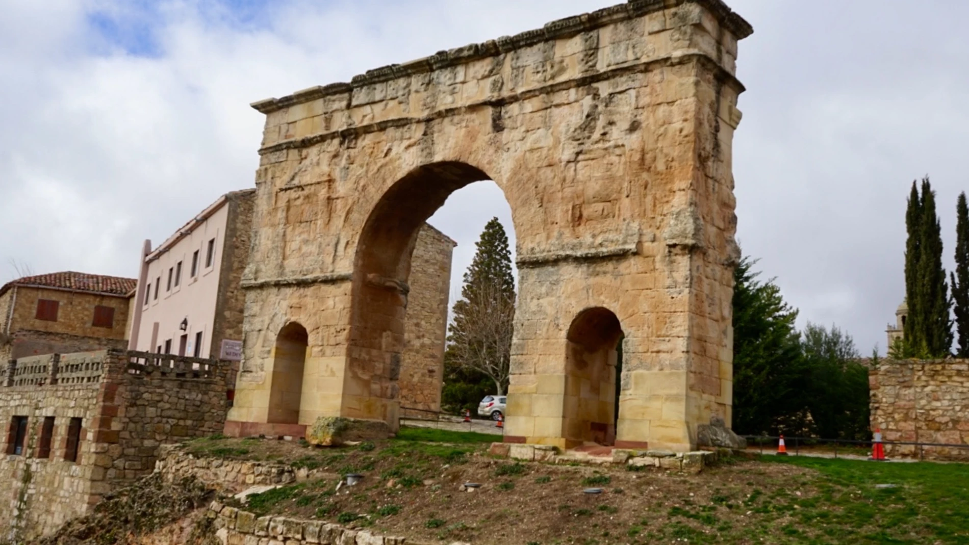 Puerta de la muralla romana de Medinaceli, datada en el siglo I.
