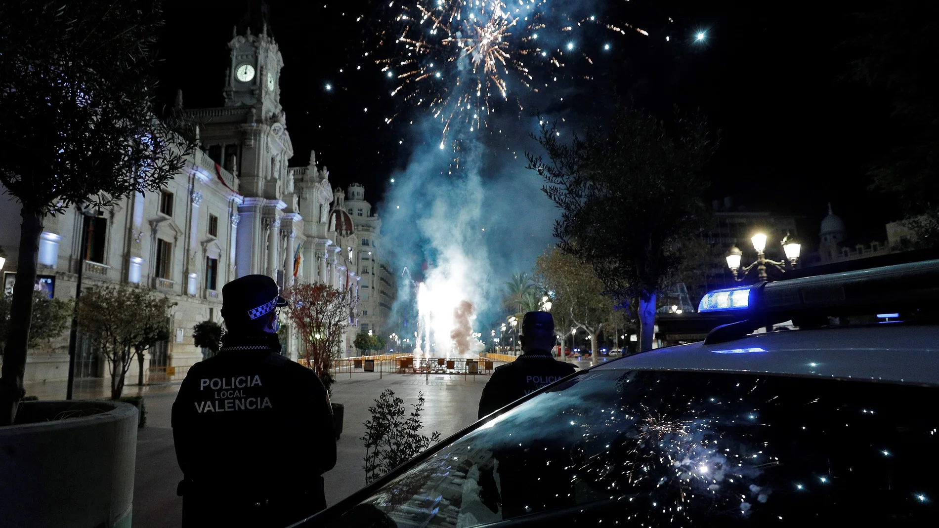 Un numeroso dispositivo de agentes de la Policía Local ha vigilado la plaza del Ayuntamiento de Valencia para impedir el acceso tras la prohibición de celebrar la Nochevieja en la misma dadas las restricciones por la pandemia.