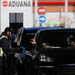 Agentes británicos solicitan la documentación a los ocupantes de un coche español