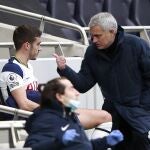 Harry Winks, centrocampista del Tottenham, con José Mourinho.