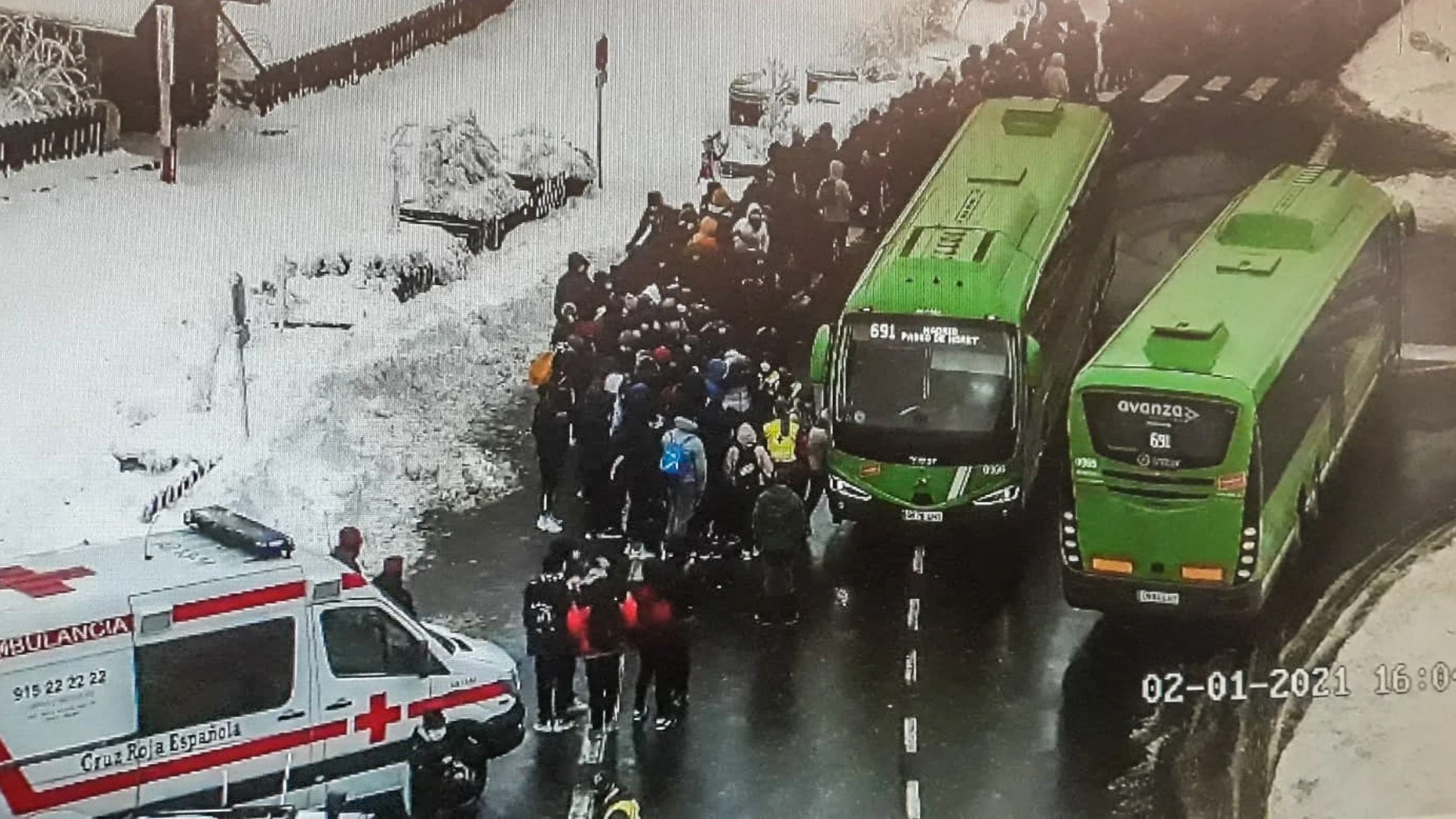 El 112 asiste a un grupo de 150 personas que esperaban autobús en Cotos debido al frío y la nieve