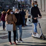 Patinetes eléctricos en el centro de Madrid el día que se han aplicado nuevas restricciones a su uso.