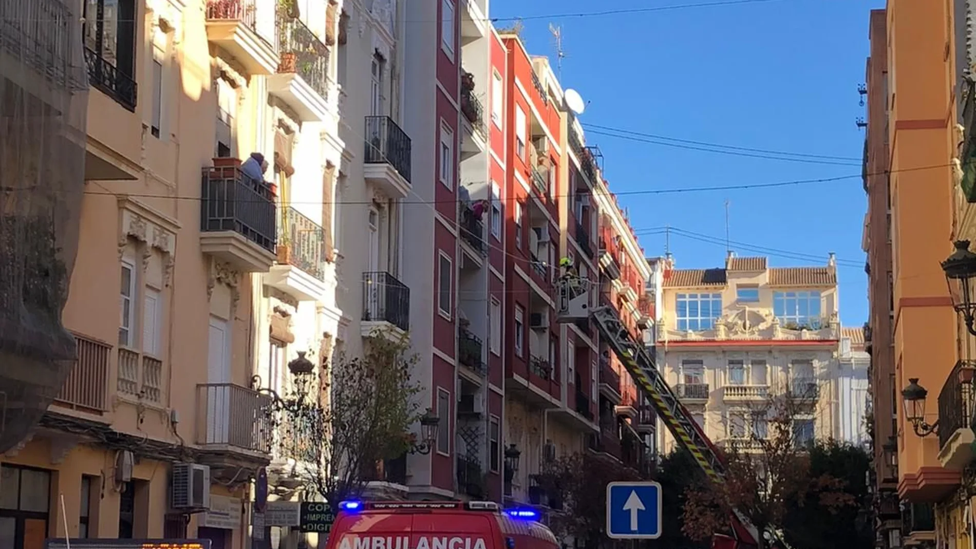 Los bomberos actúan en la calle Buenos Aires de Valencia