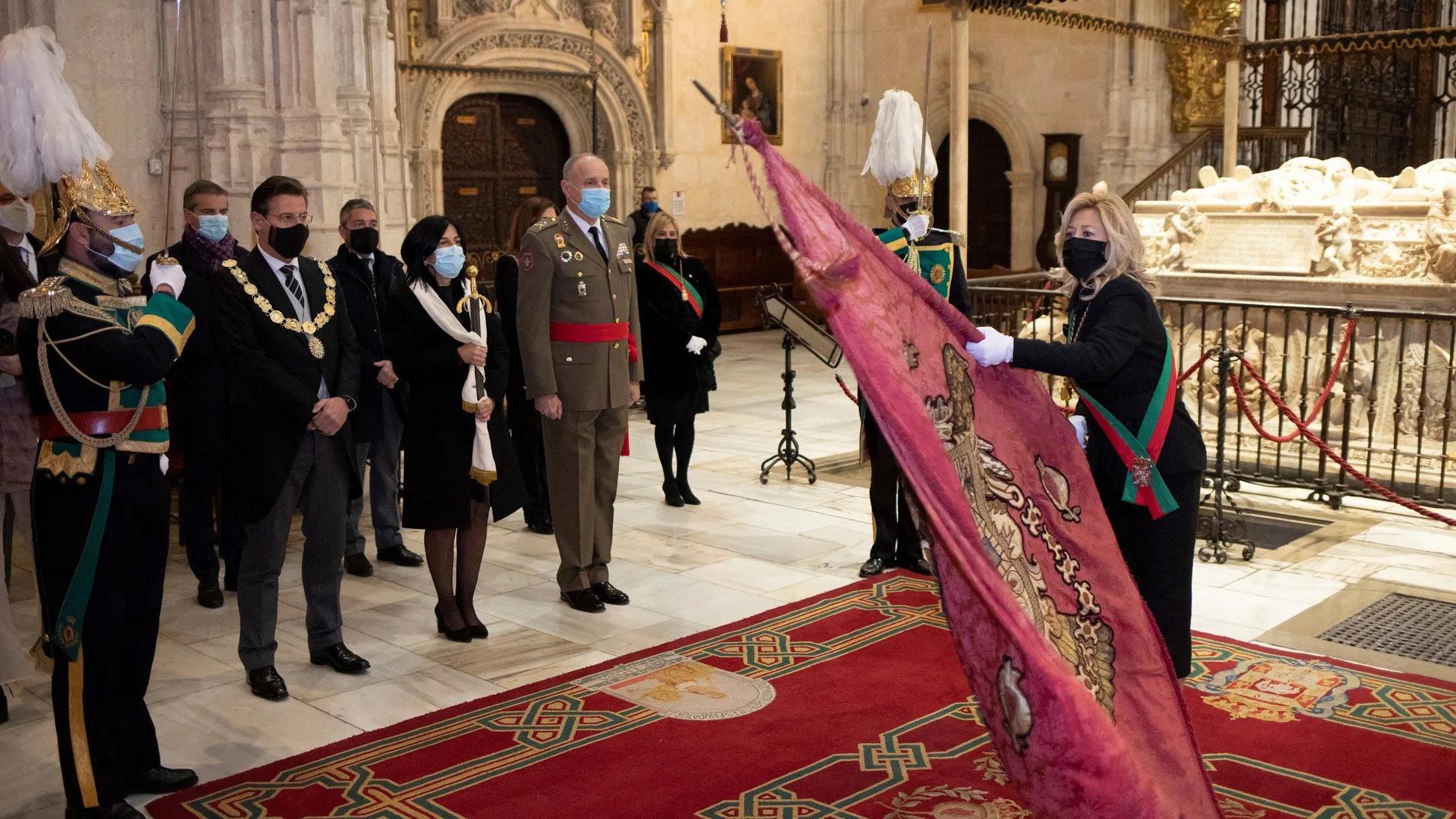 La concejal de Granada Josefa Rubio tremola el Estandarte Real en el interior de la Capilla Real de la catedral de Granada este sábado