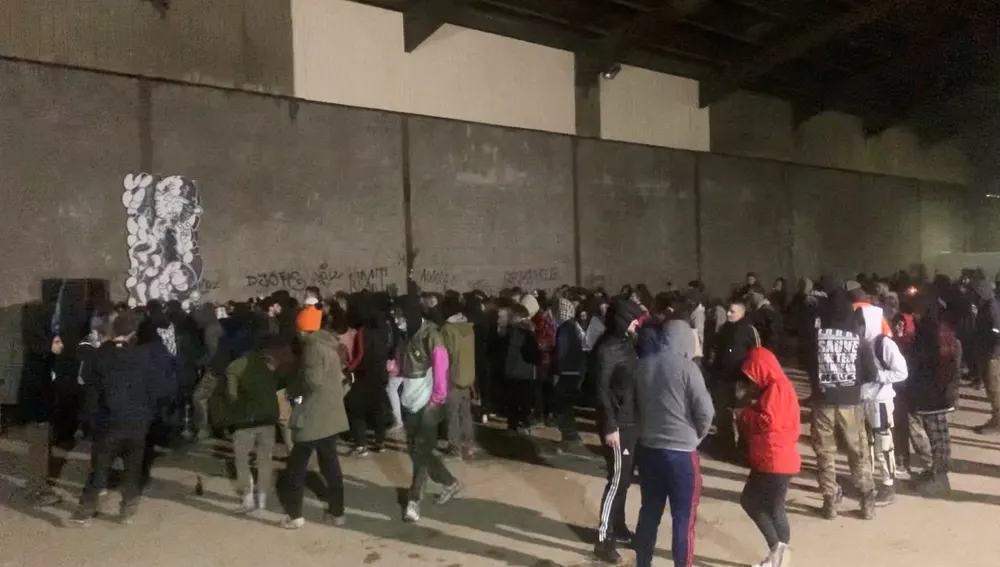 Los asistentes a la fiesta ilegal en un almacén abandonado en Lieuron, Brittany en Francia que fue desarticulada hoy tras permanecer ininterrumpida desde Nochevieja