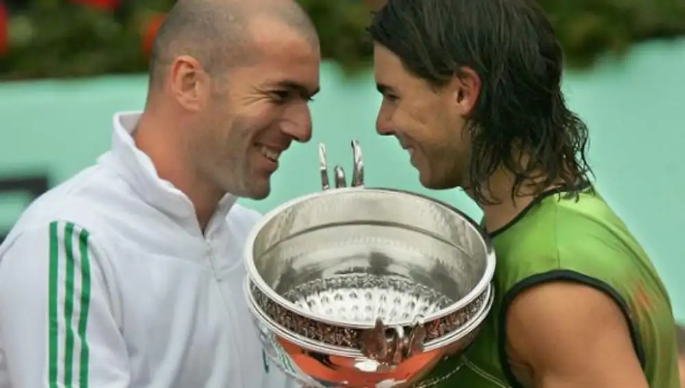 Nadal gana Roland Garros en 2005 y recibe el trofeo de manos de Zidane