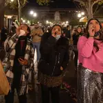 Varias personas celebran la llegada de 2021 bajo el reloj del Ayuntamiento en la Plaza Nueva de Sevilla (España)