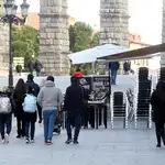 Varias personas caminan en Segovia cuando la provincia entra en el nivel 4 de alerta Covid-19 . EFE/ Pablo Martín