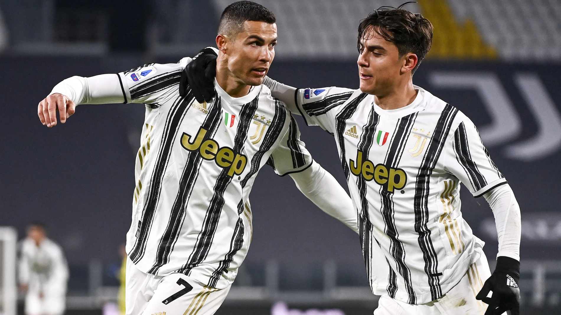 Paulo Dybala junto a Cristiano Ronaldo