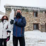 Una pareja posa con un carámbano en el Puerto de Pajares de León