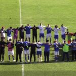 Los jugadores del Alverca y el Almeirim rezan juntos en el centro del campo por Apolinario, después de que el jugador se desplomara