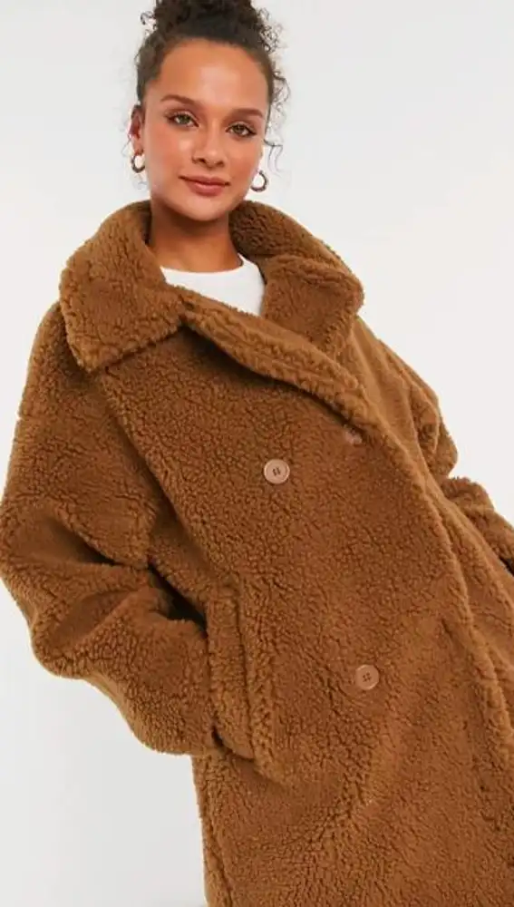 Baceiredo tiene el abrigo 'furry' que arrasó en Mango unos años (y traemos el clon que desearás vestir este invierno)