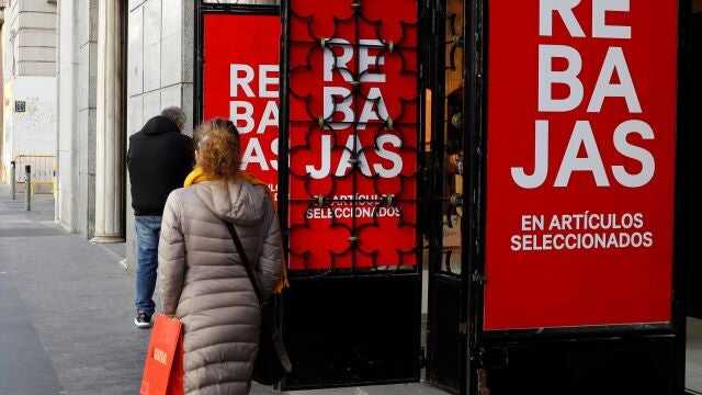 Carteles con las rebajas de enero que en algunas cadenas y establecimientos ya han comenzado