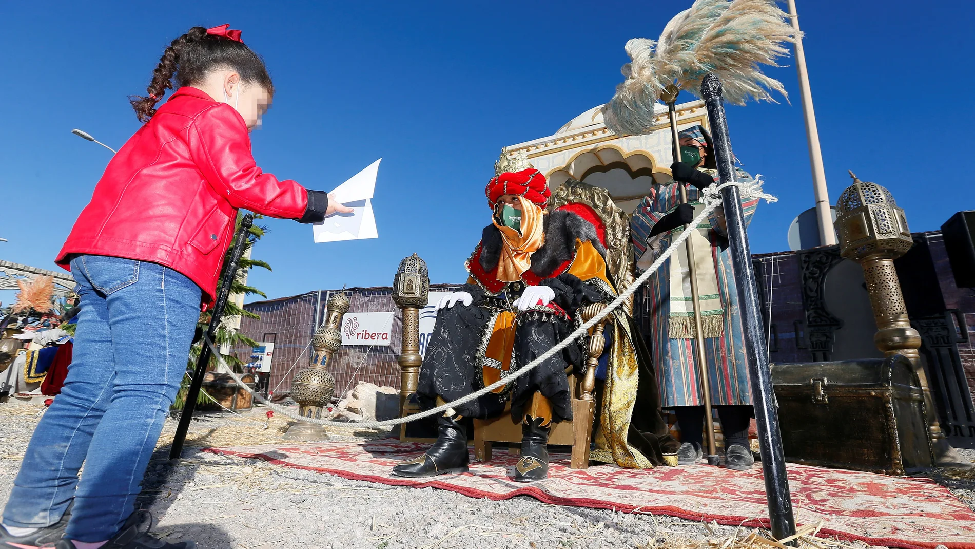 Una niña entrega la carta para los Reyes Magos en Torrevieja