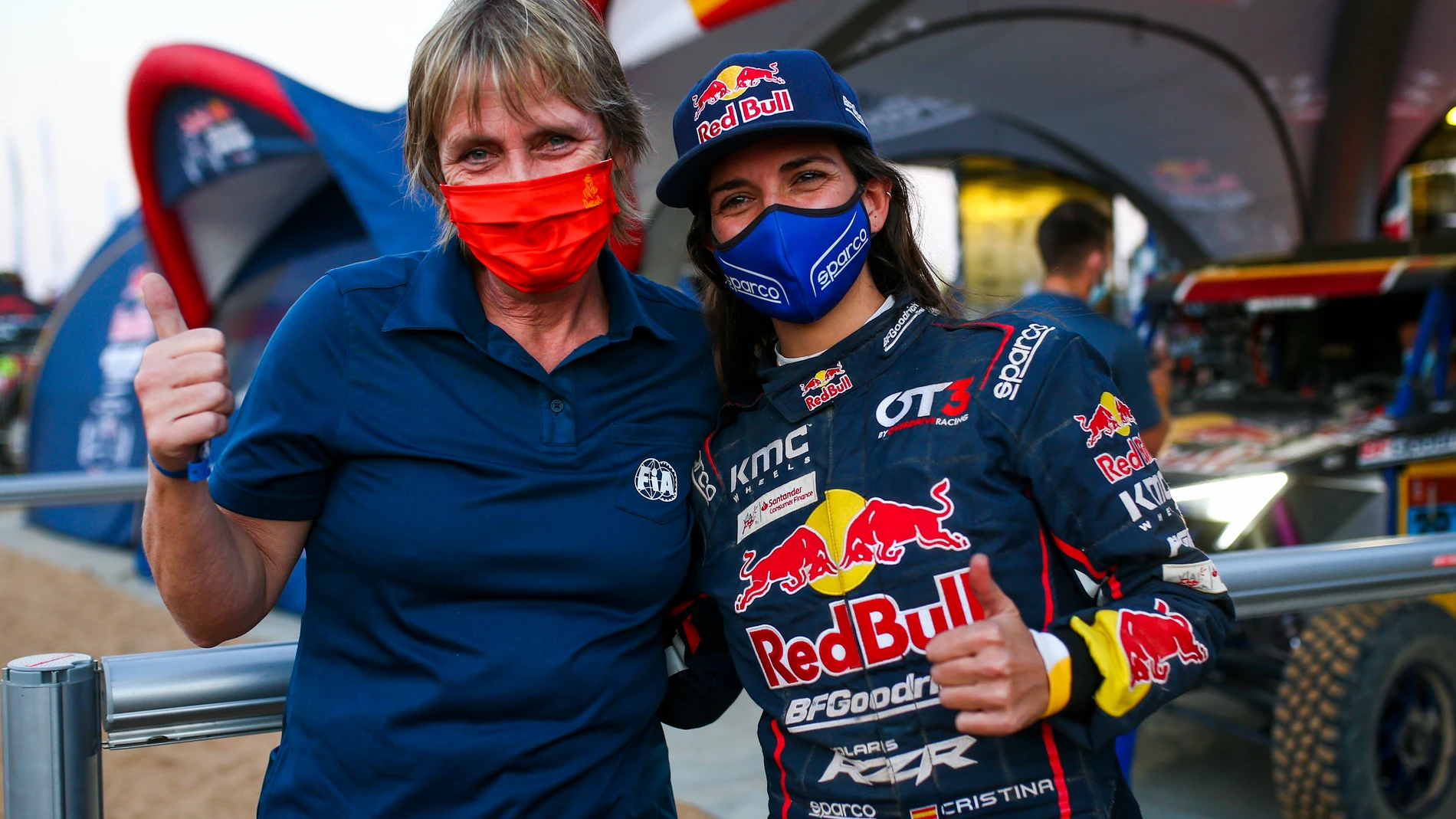 Cristina Gutiérrez junta a Jutta Kleinschmidt. La española es la primera mujer que gana una etapa en el Dakar después de la alemana