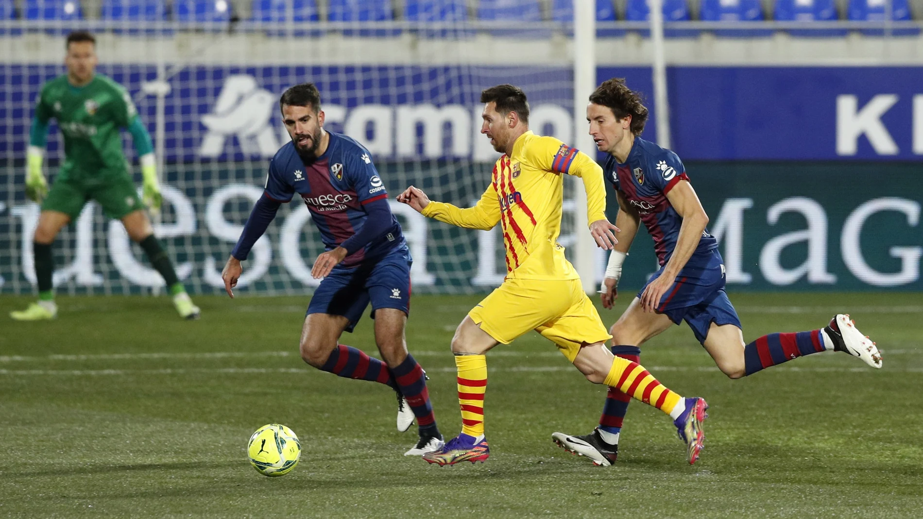 Messi trata de superar a Pablo Insua y Pedro Mosquera en el Huesca - Barcelona