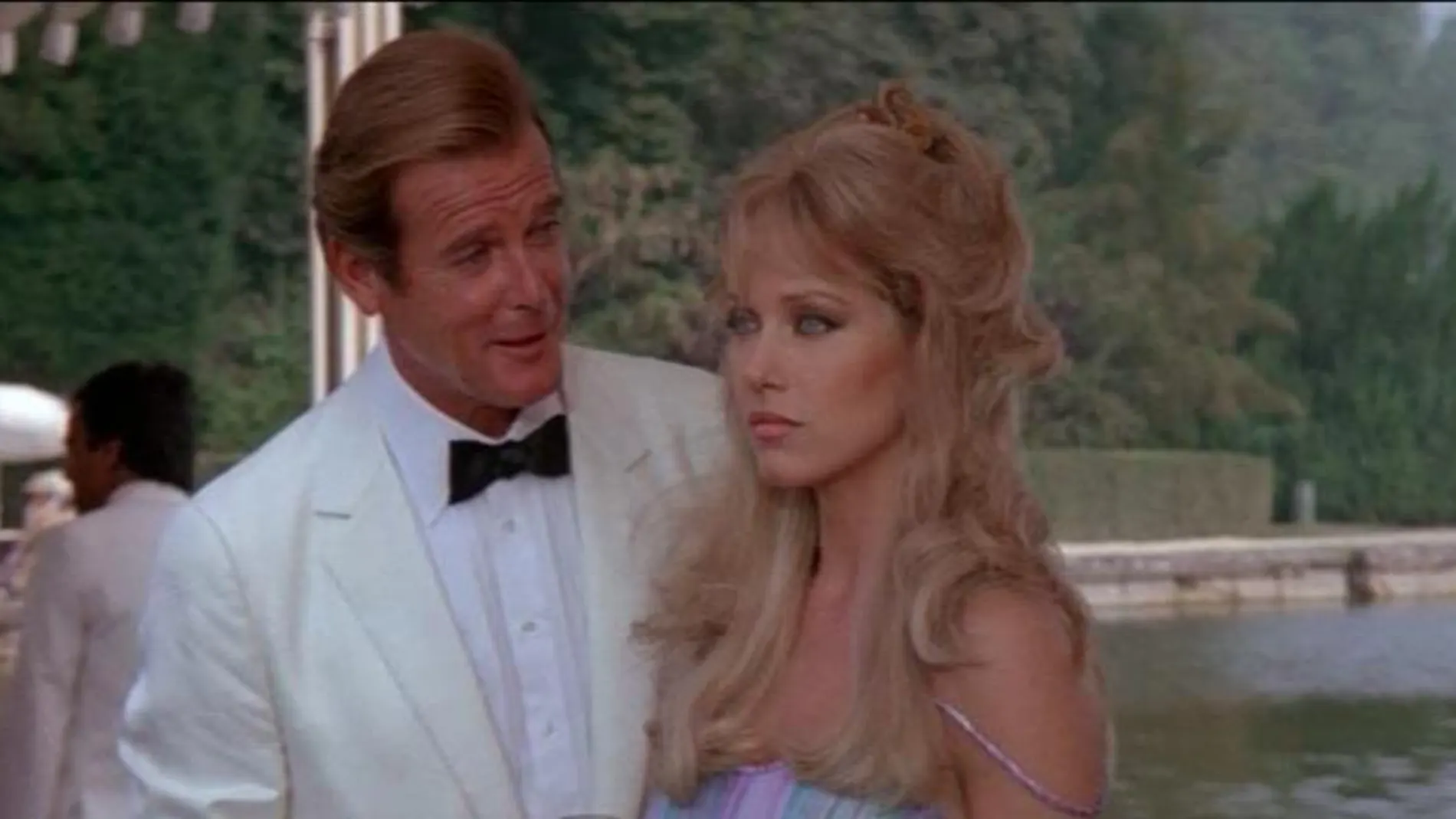Tanya Roberts y Roger Moore en "Panorama para matar"