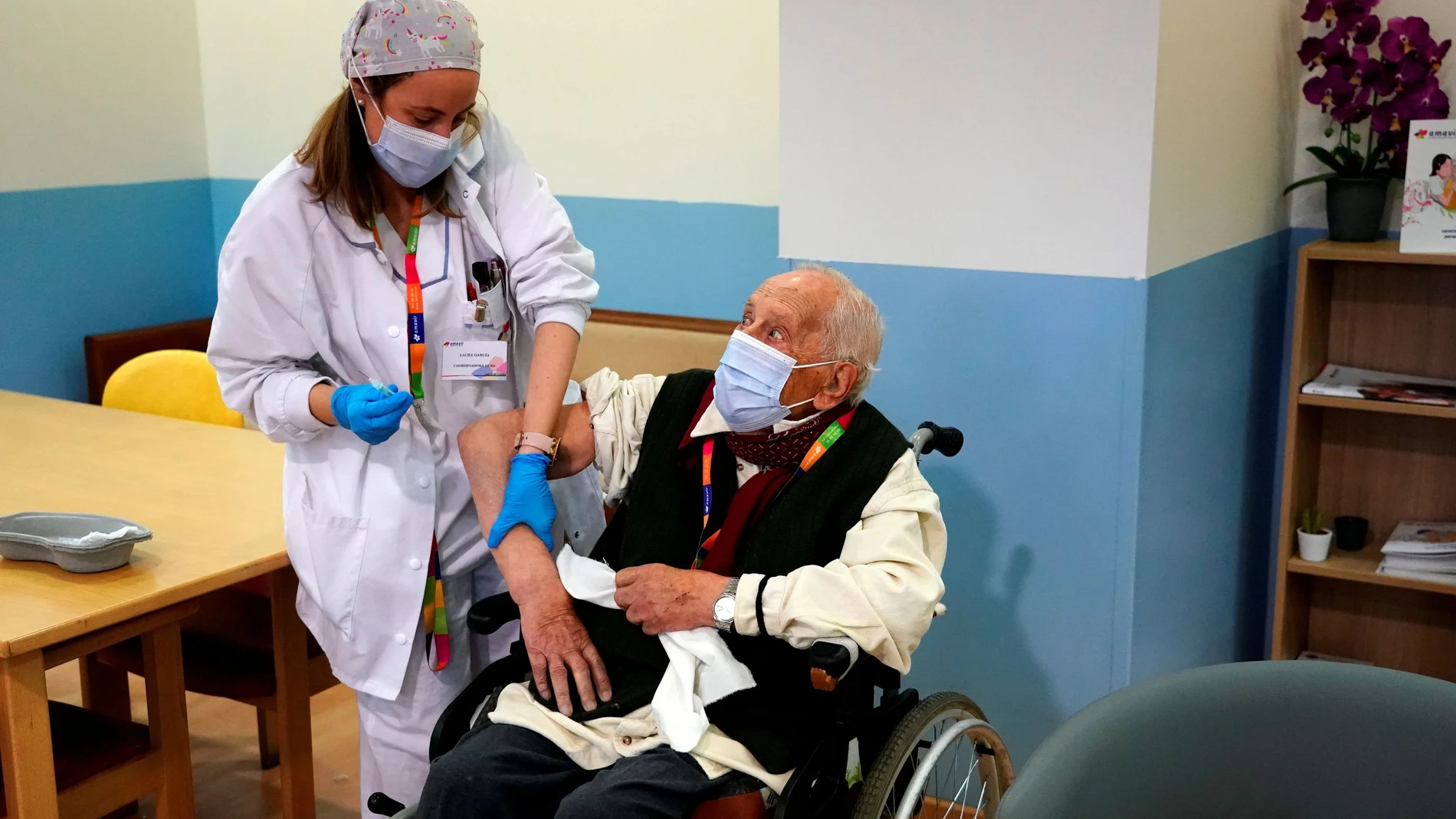 FILE PHOTO: Amavir nursing home resident Jose de Pablo, 96, receives an injection with a dose of the Pfizer-BioNTech COVID-19 vaccine, as the coronavirus disease (COVID-19) outbreak continues, in Madrid, Spain, December 30, 2020. REUTERS/Juan Medina/File Photo