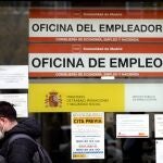 Un hombre pasa por la puerta de una oficina de empleo