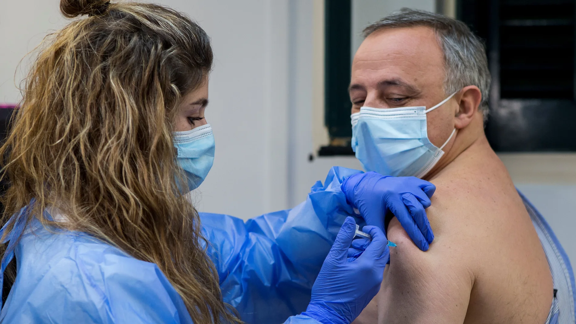 El jefe del Servicio de Prevención de Riesgos Laborales del Hospital de Sant Pau, Rafael Padrós, recibe la primera vacuna que dispensa el centro después de que Cataluña haya iniciado este lunes la vacunación al personal sanitario de hospitales que trabaja en contacto directo con enfermos de coronavirus, en una operación cuya puesta en marcha y organización asumen los propios centros y que irá paralela a la de las residencias geriátricas, ya en marcha.