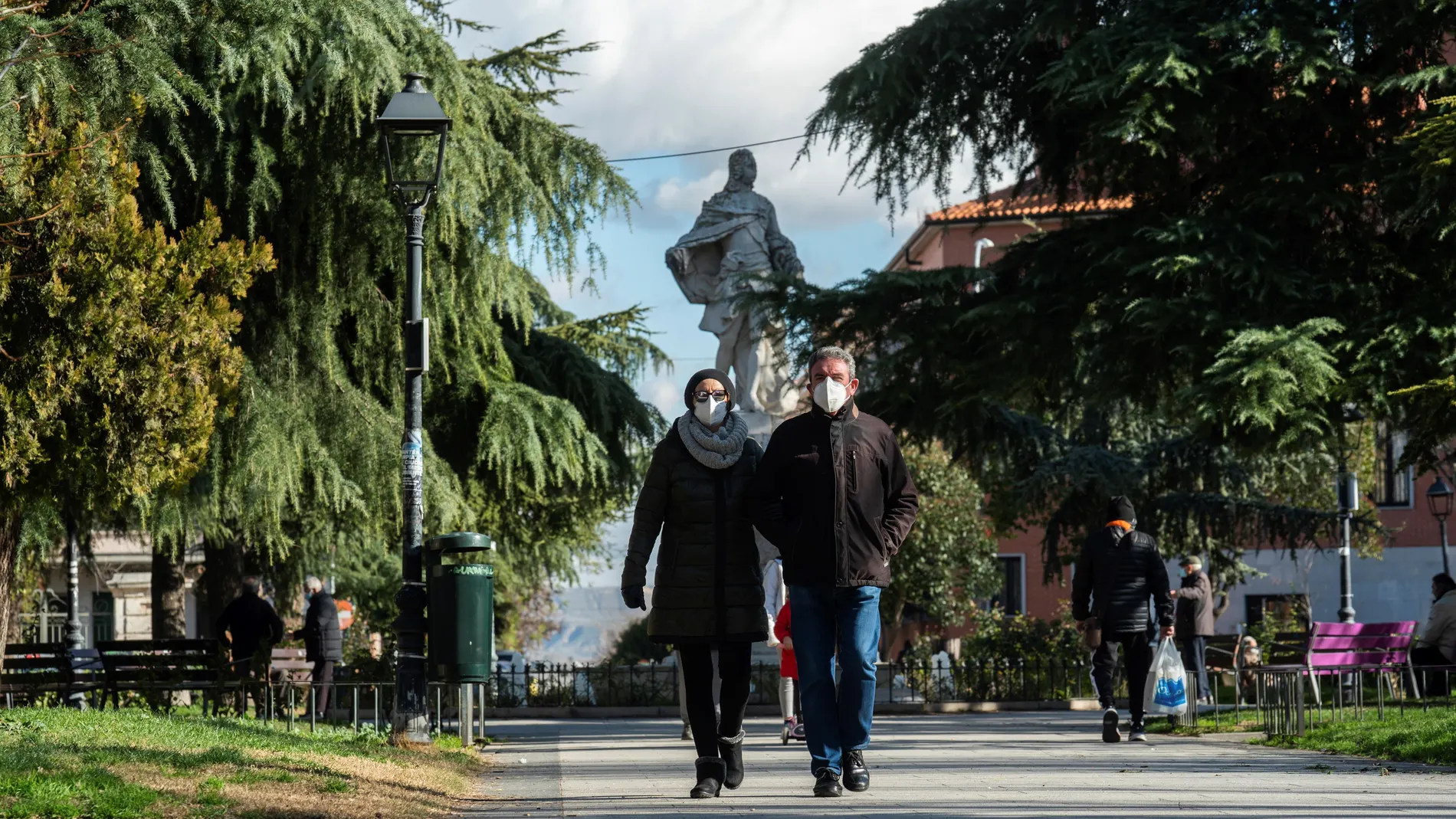Varias personas caminan este lunes por una calle de San Fernando de Henares, en Madrid