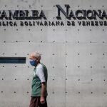 Vista externa del edificio administrativo de la Asamblea Nacional ayer lunes 4 de enero, en Caracas. Después de cinco años, el chavismo retoma este martes, oficialmente, el control del Parlamento venezolano, pese a que las principales fuerzas opositoras, lideradas por Juan Guaidó, han declarado que extenderán sus funciones un año más al considerar que las elecciones legislativas fueron un "fraude". EFE/MIGUEL GUTIÉRREZ