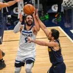 Facundo Campazzo trata de defender a Ricky Rubio en el Nuggets - Timberwolves