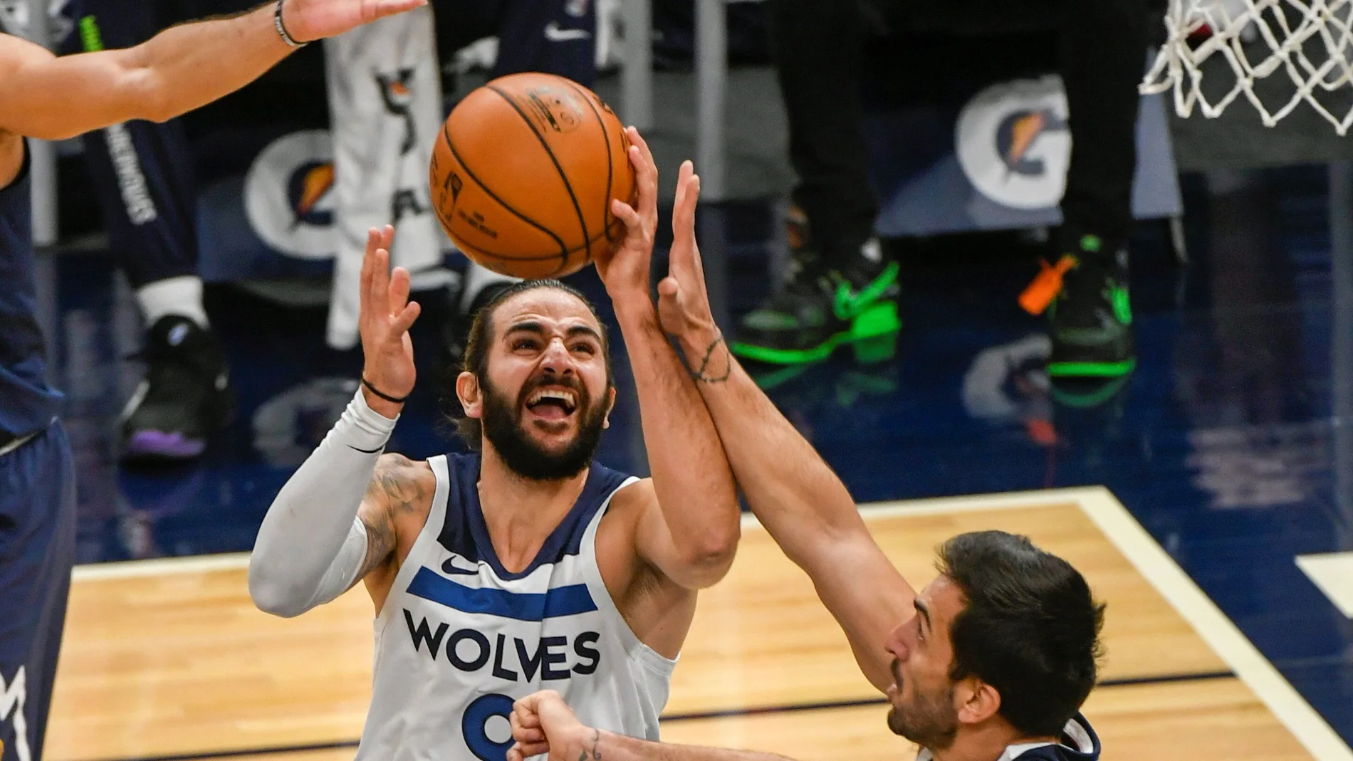 Facundo Campazzo trata de defender a Ricky Rubio en el Nuggets - Timberwolves