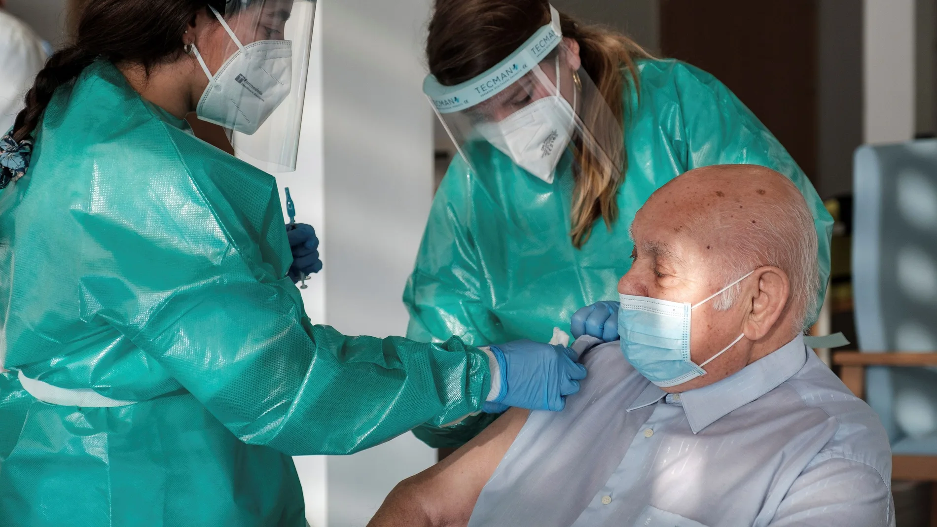 Un momento del primer acto de vacunación en el área de salud de Ibiza y Formentera, que ha tenido lugar este lunes en la residencia de Sa Serra. Los primeros vacunados son un residente y un profesional del centro. EFE/ Sergio G. Cañizares