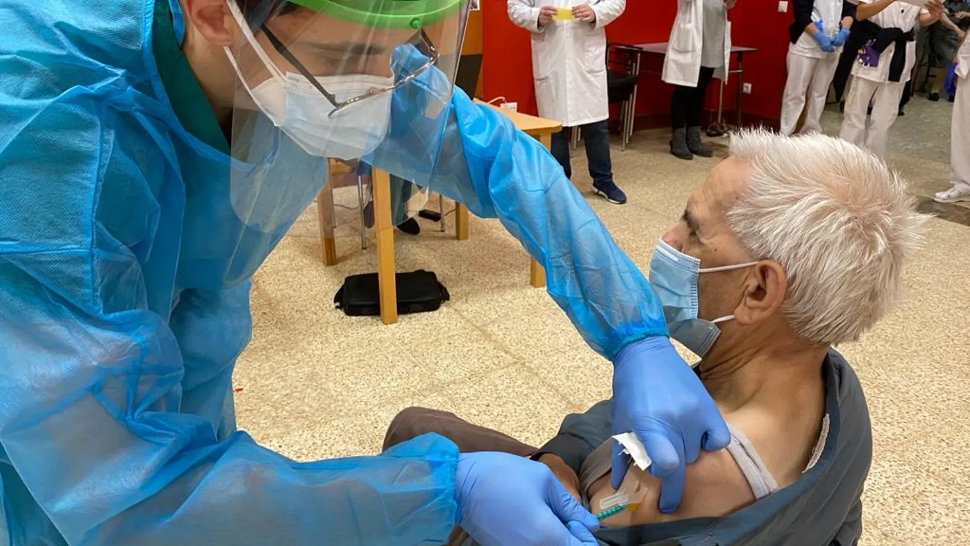Julio Aguado, residente de la Cardenal Marcelo de Valladolid, recibe su primera vacuna