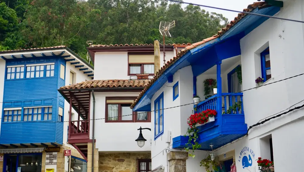 El agradable colorido de las casas en Tazones ha contribuido a que sea considerado uno de los pueblos más bonitos de España.