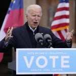 El presidente electo, Joe Biden, hace campaña por los candidatos demócratas a los dos asientos vacantes en el Senado