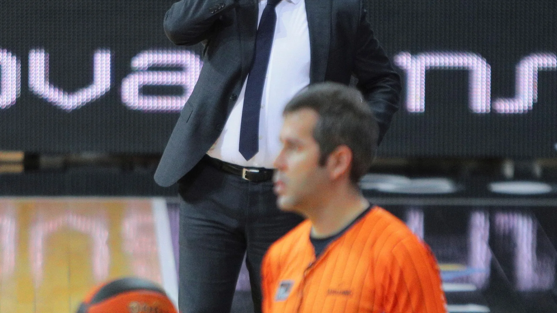 El entrenador del Real Madrid, Pablo Laso, reacciona durante el partido correspondiente a la decimoprimera jornada (aplazada) de la Liga Endesa entre el MoraBanc Andorra y el Real Madrid